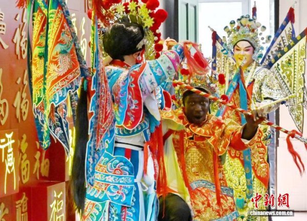 股票配资账户 国际网红“无语哥”打卡广州永庆坊 沉浸式体验非遗魅力